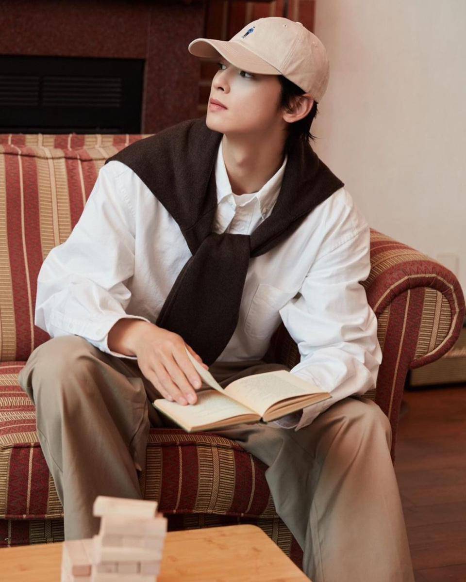 outfit pakai baseball cap ala Cha Eun Woo (instagram.com/eunwo.o_c)