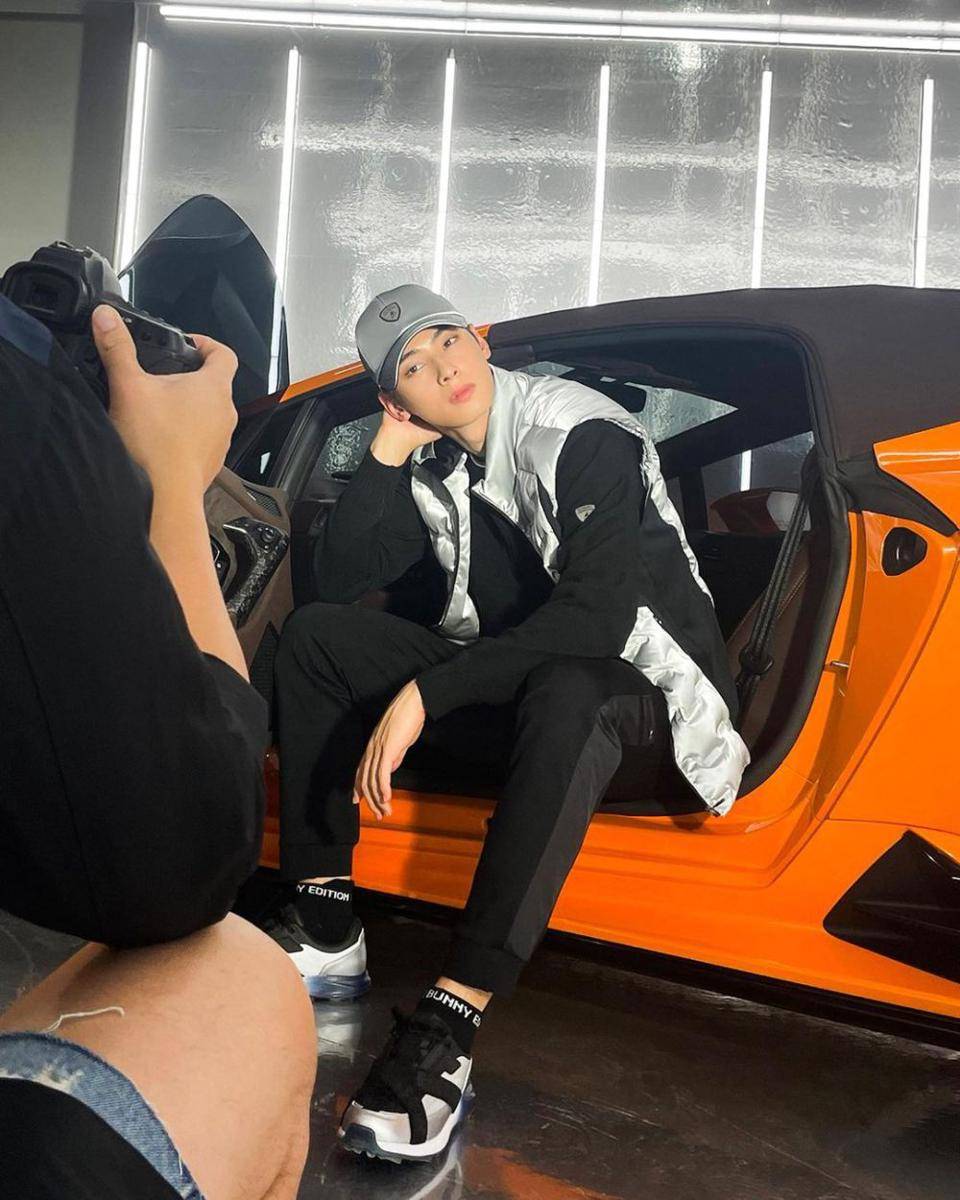 outfit pakai baseball cap ala Cha Eun Woo (instagram.com/eunwo.o_c)