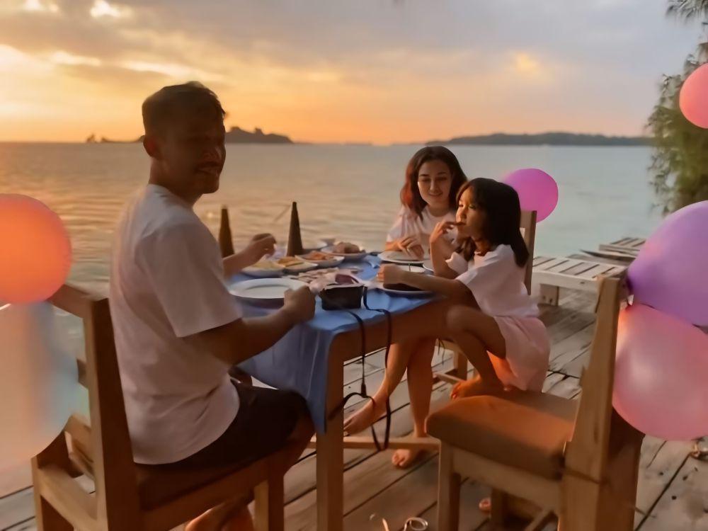 7 Potret Perayaan Ultah Salma Anak Rio Dewanto, Hangat di Tengah Laut!