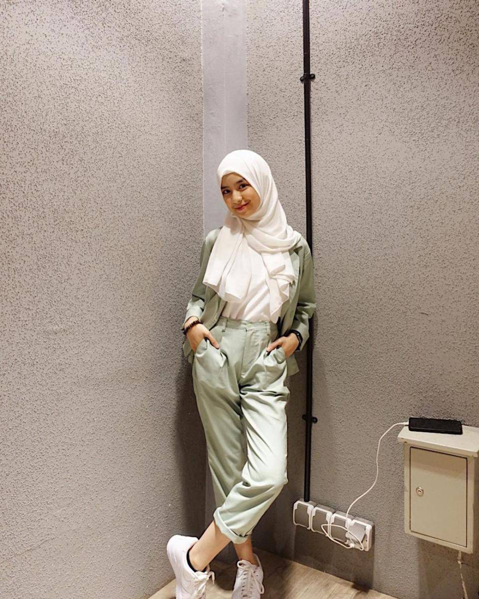 padu padan outfit hijab dengan warna pastel (instagram.com/nashwaaaz)