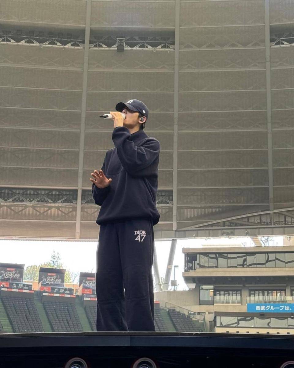 outfit pakai baseball cap ala Cha Eun Woo (instagram.com/eunwo.o_c)