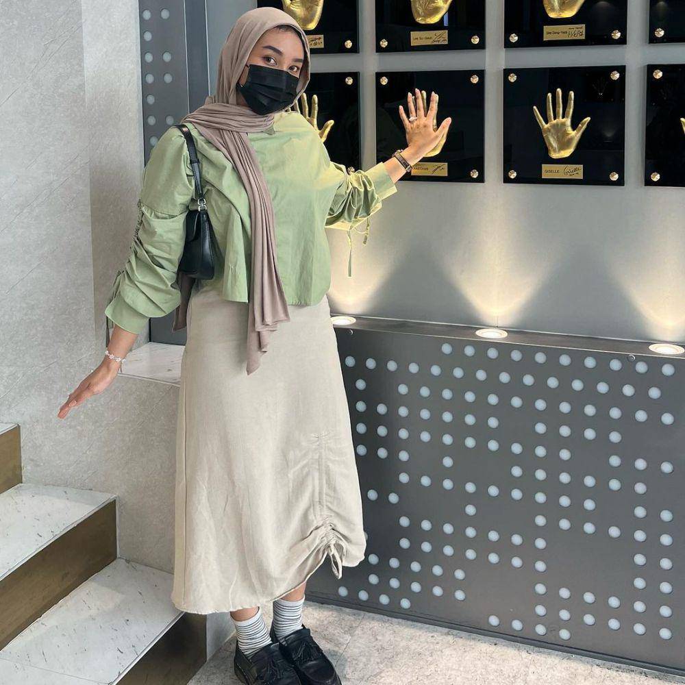 padu padan outfit hijab dengan warna pastel (instagram.com/adyaasyra)
