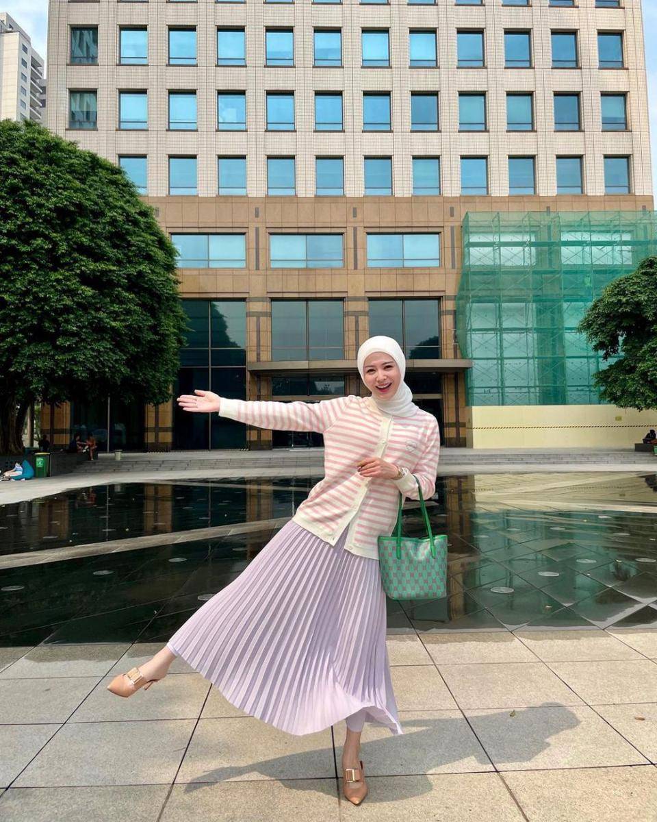 padu padan outfit hijab dengan warna pastel (instagram.com/xolovelyayana)