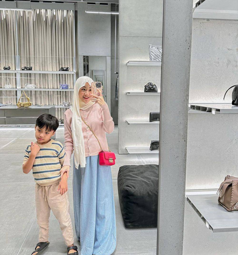 padu padan outfit hijab dengan warna pastel (instagram.com/larissachou)