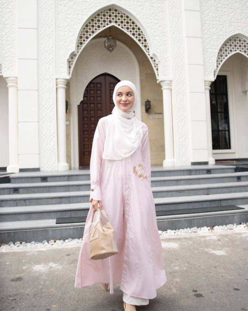 padu padan outfit hijab dengan warna pastel (instagram.com/shireensungkar)