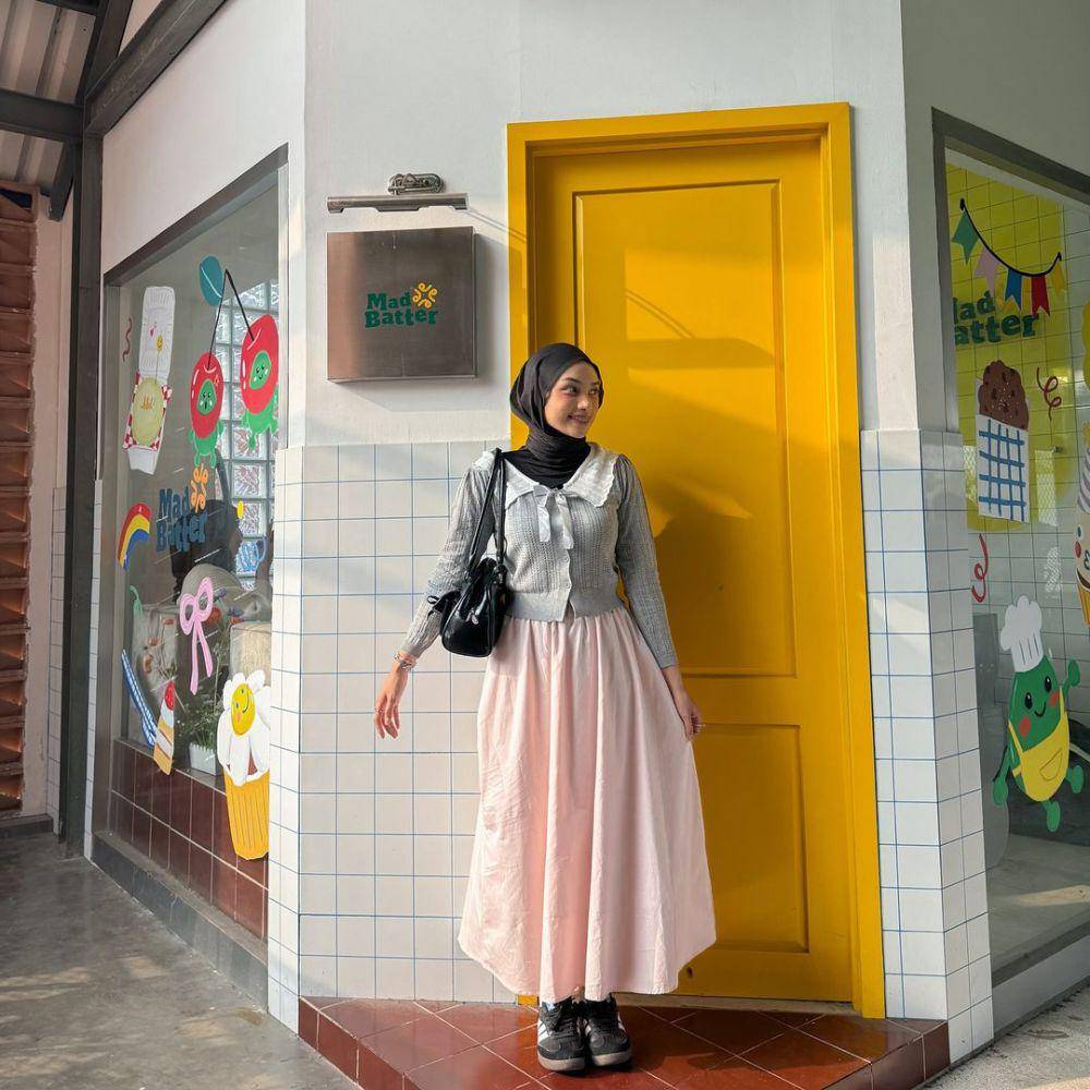 padu padan outfit hijab dengan warna pastel (instagram.com/adyaasyra)