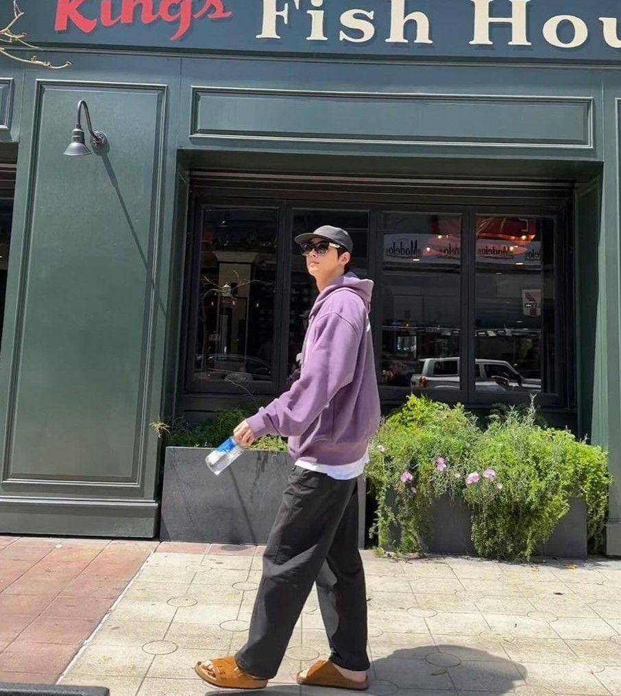 outfit pakai baseball cap ala Cha Eun Woo (instagram.com/eunwo.o_c)