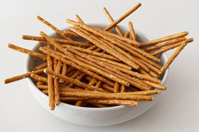 ilustrasi pretzel sticks (vecteezy.com/claudio.caridi415591)