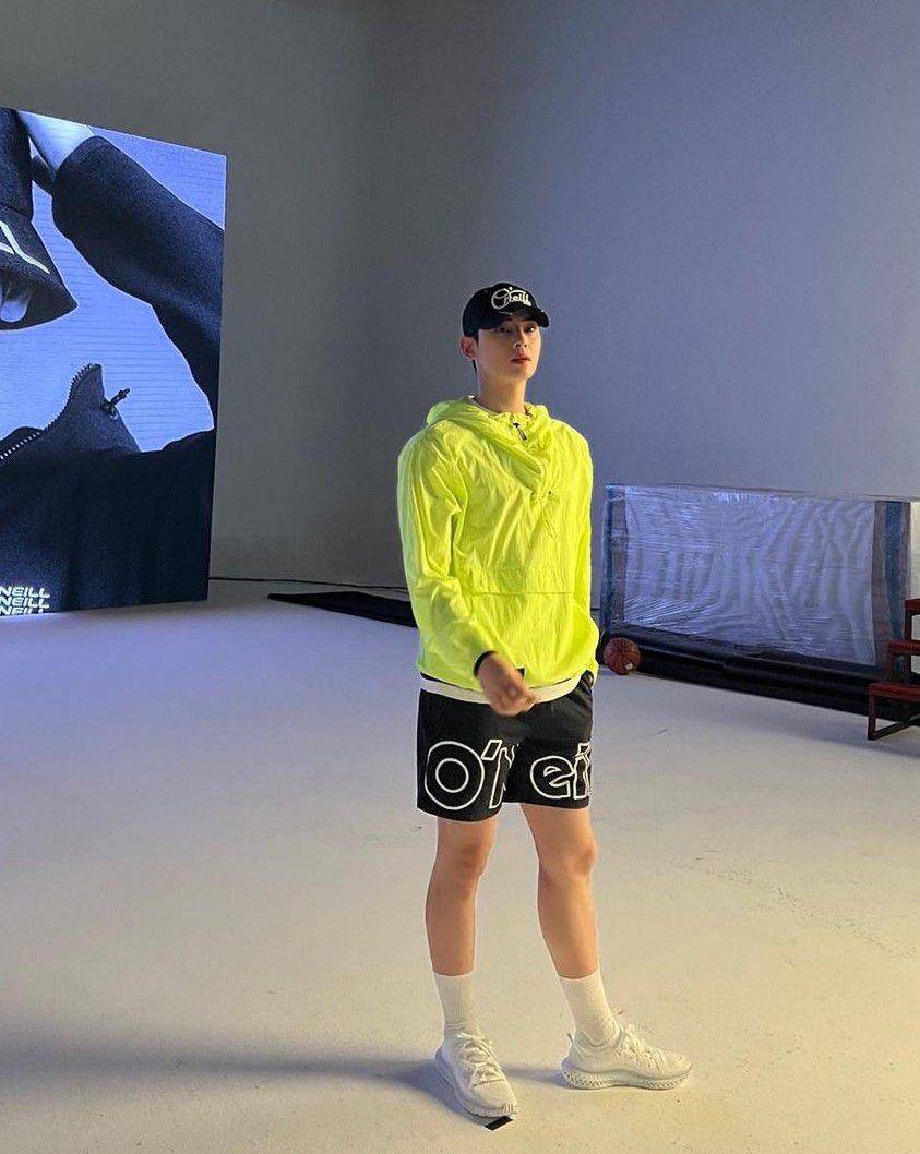 outfit pakai baseball cap ala Cha Eun Woo (instagram.com/eunwo.o_c)