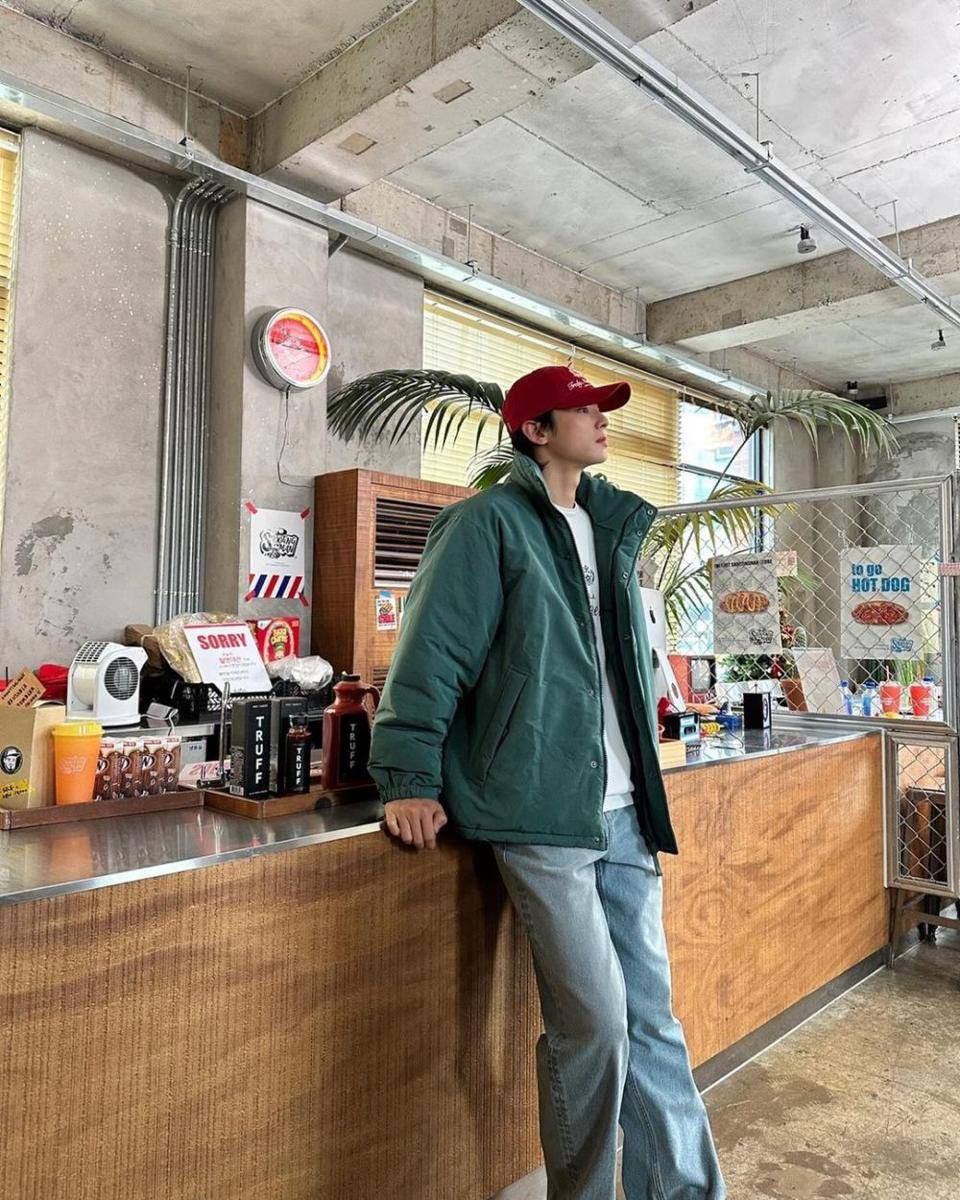 outfit pakai baseball cap ala Cha Eun Woo (instagram.com/eunwo.o_c)