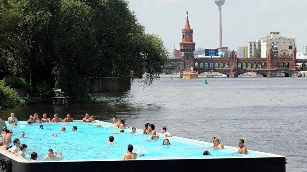potret orang berenang di Badeschiff, Berlin (berlin.de)