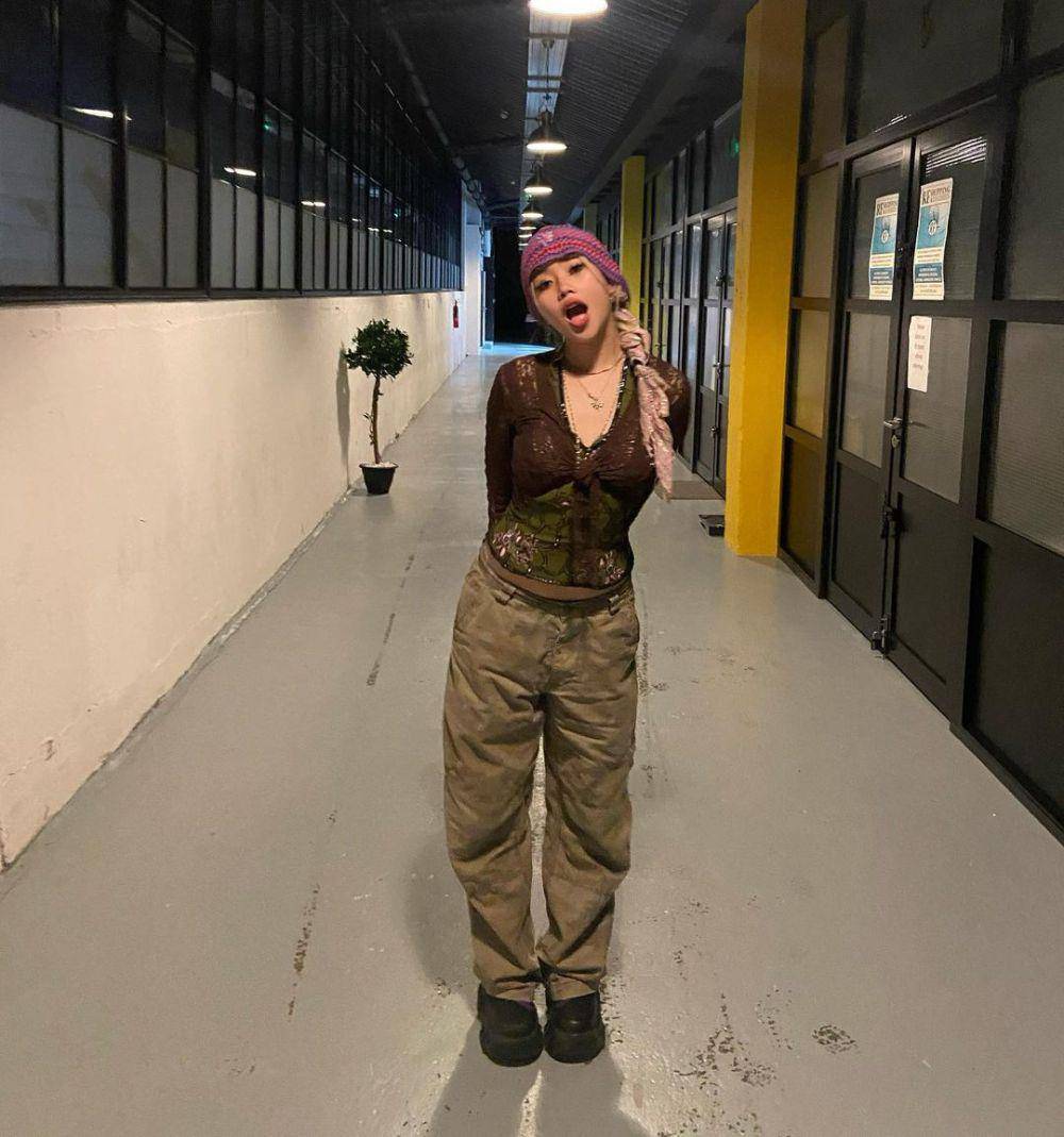 Inspirasi OOTD ala Beabadoobee (Instagram.com/radvxz)