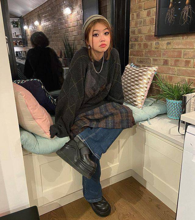Inspirasi OOTD ala Beabadoobee (Instagram.com/radvxz)