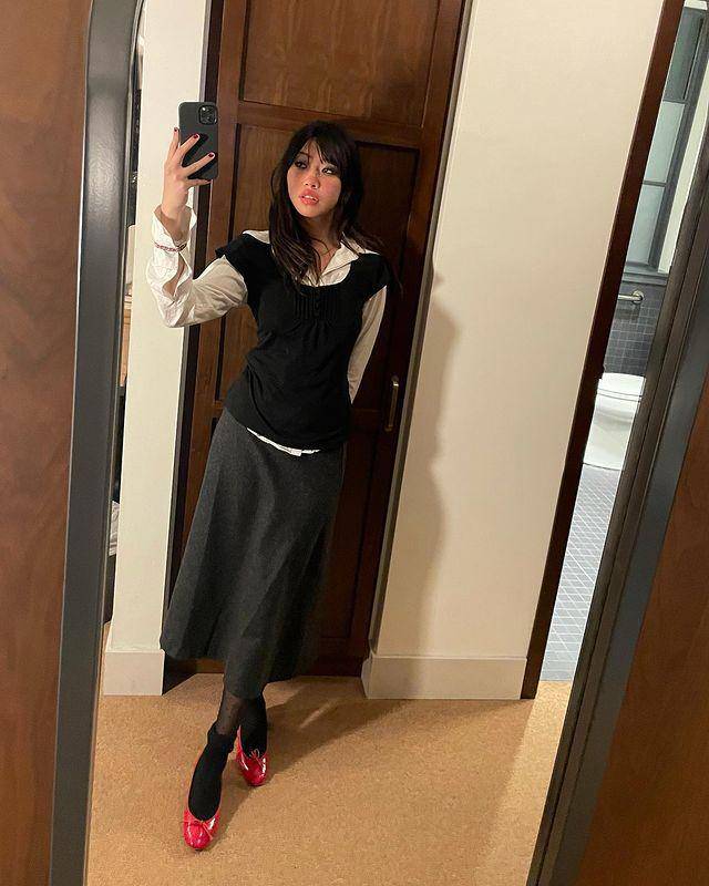 Inspirasi OOTD ala Beabadoobee (Instagram.com/radvxz)
