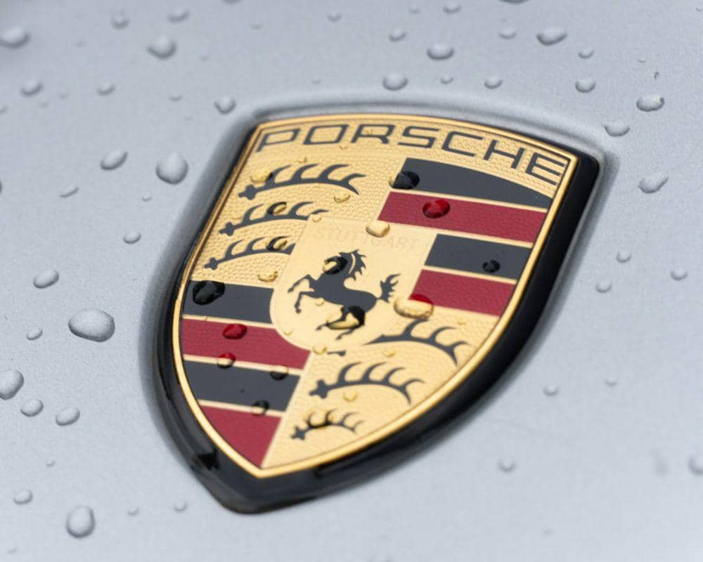 logo Porsche (unsplash.com/Caspar Rae)