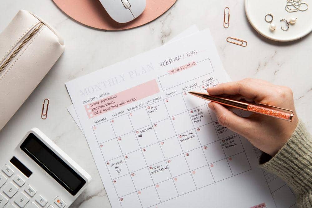 Ilustrasi orang membuat jadwal (freepik.com/rawpixel.com)