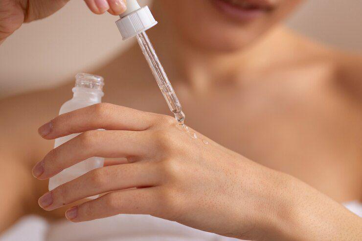 5 Rekomendasi Serum Terbaik untuk Usia di Atas 50 Tahun