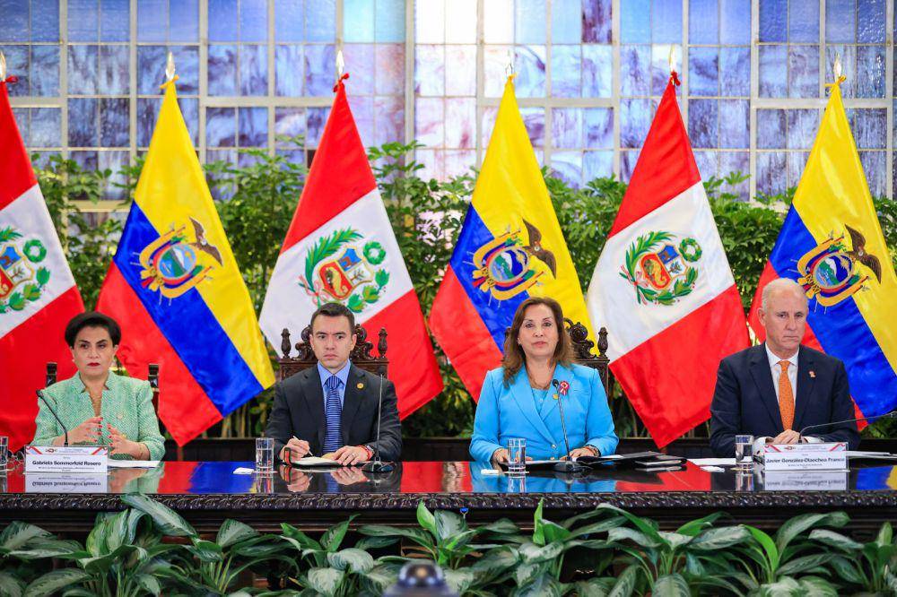 Presiden Ekuador, Daniel Noboa Azin (tengah, kiri) dan Presiden Peru, Dina Boluarte (tengah, kanan) di Lima, Kamis (4/7/2024). (x.com/presidenciaperu)