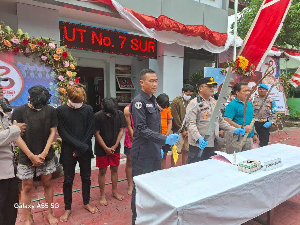 Polsek Tambaksari Surabaya saat ungkap kasus tawuran. (Dok. Istimewa)
