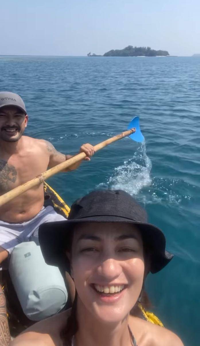 potret Rio Dewanto dan Atiqah Hasiholan merayakan ulang tahun Salma di tengah laut (instagram.com/atiqahhasiholan)