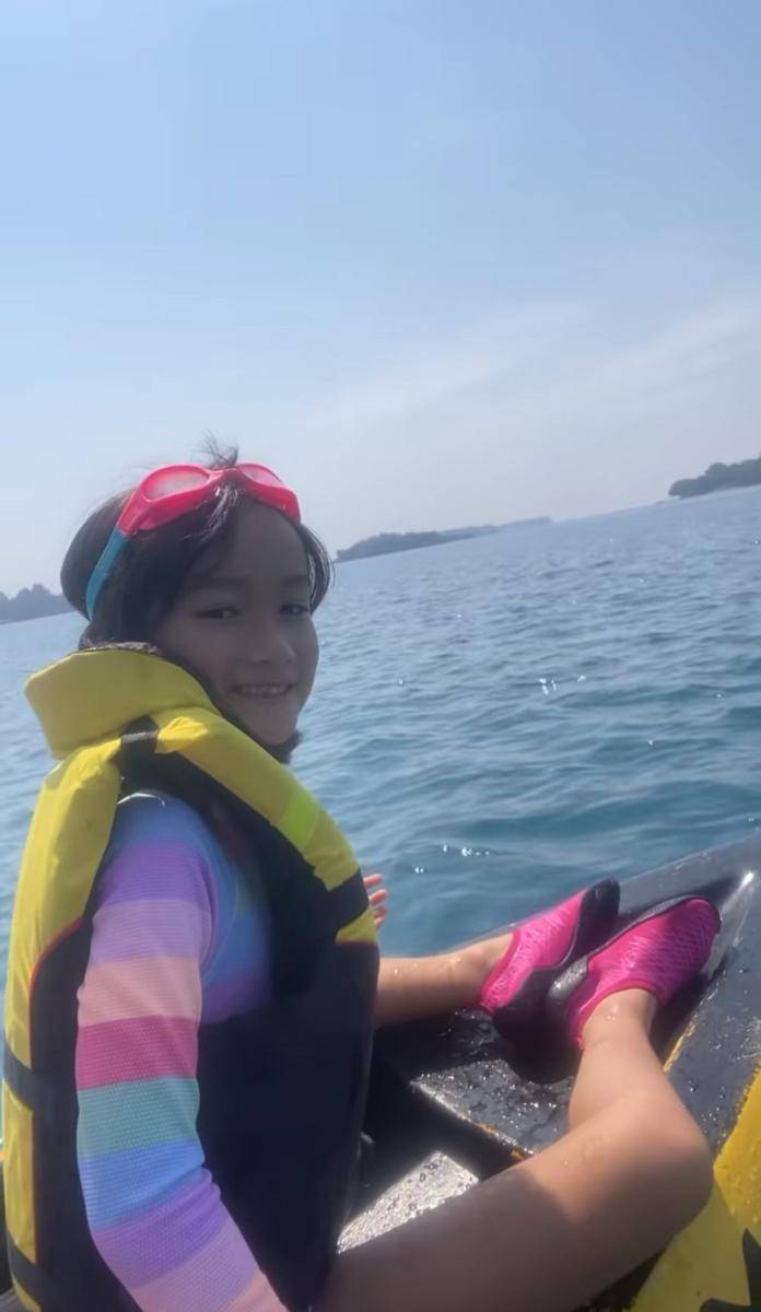 potret Rio Dewanto dan Atiqah Hasiholan merayakan ulang tahun Salma di tengah laut (instagram.com/atiqahhasiholan)