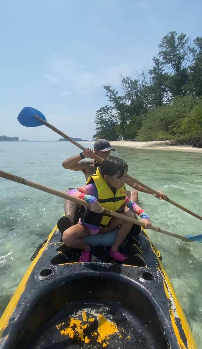 potret Rio Dewanto dan Atiqah Hasiholan merayakan ulang tahun Salma di tengah laut (instagram.com/atiqahhasiholan)