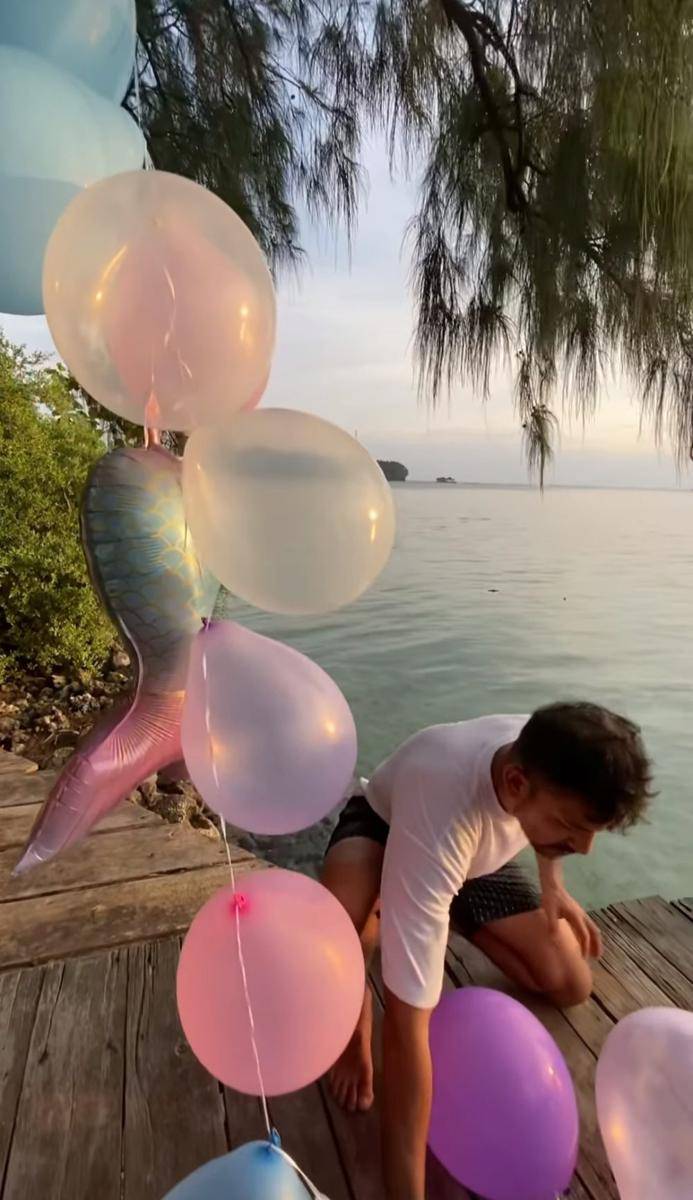 potret Rio Dewanto dan Atiqah Hasiholan merayakan ulang tahun Salma di tengah laut (instagram.com/atiqahhasiholan)