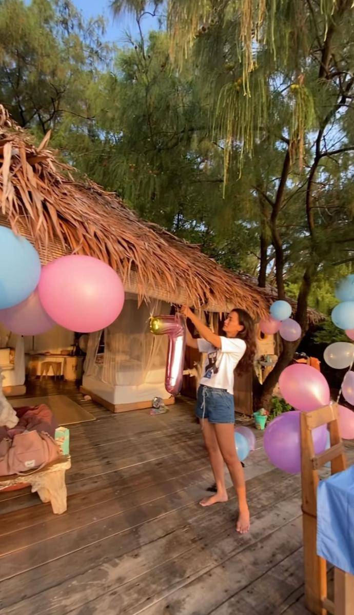 potret Rio Dewanto dan Atiqah Hasiholan merayakan ulang tahun Salma di tengah laut (instagram.com/atiqahhasiholan)