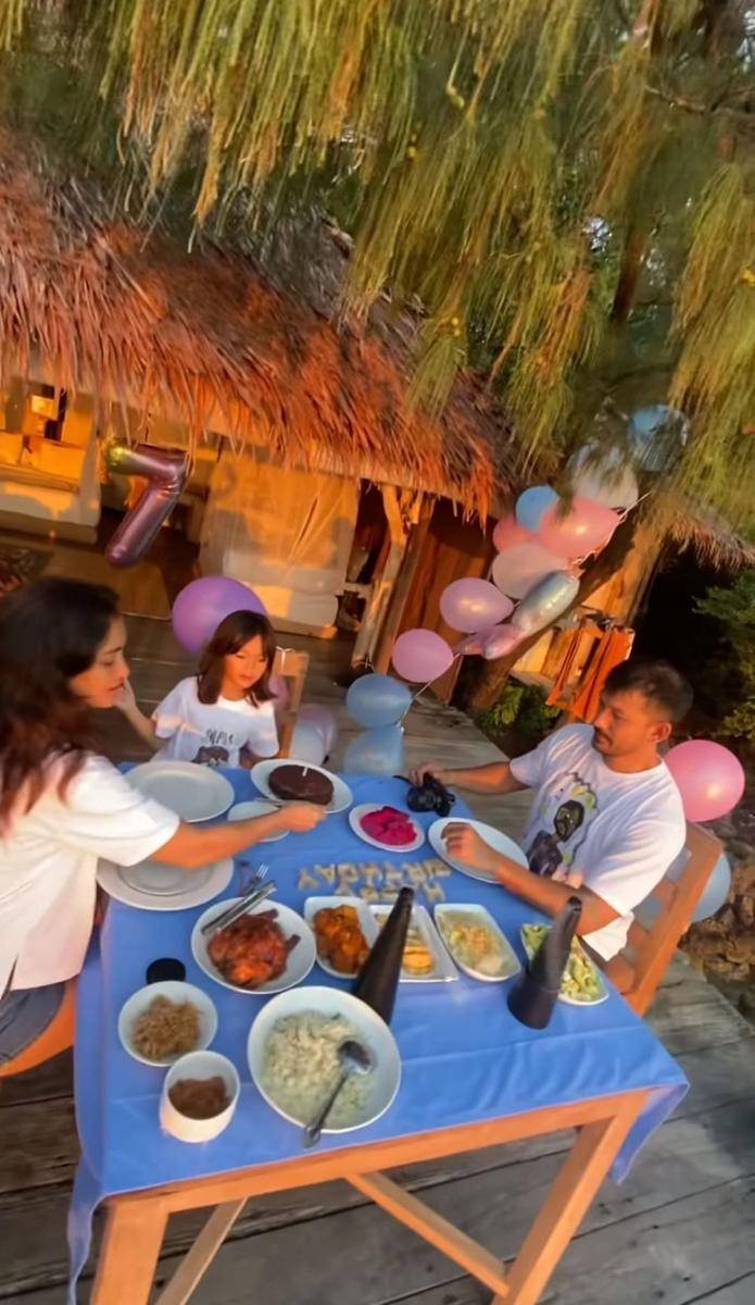 potret Rio Dewanto dan Atiqah Hasiholan merayakan ulang tahun Salma di tengah laut (instagram.com/atiqahhasiholan)
