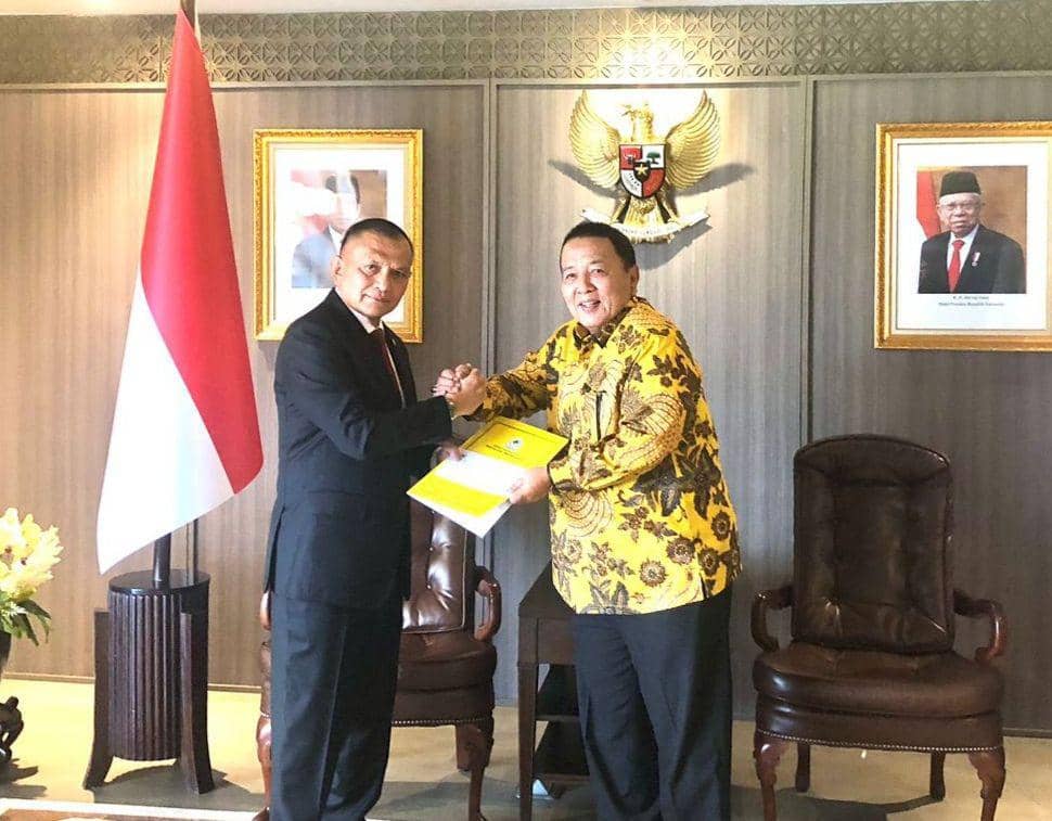 Sekretaris Jenderal DPP Golkar Lodewijk F Paulus menyerahkan surat rekomendasi kepada Arinal Djunaidi. (IDN Times/Istimewa).