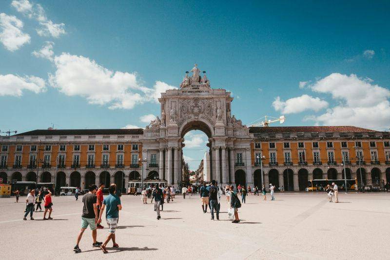 potret pemandangan di depan Praça do Comércio (unsplash.com/Claudio Schwarz)