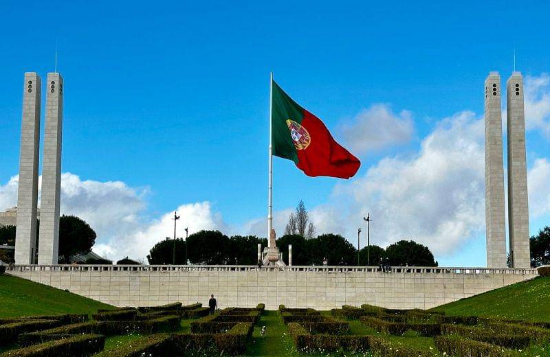 ilustrasi bendera Portugal di taman (unsplash.com/David Xeli)