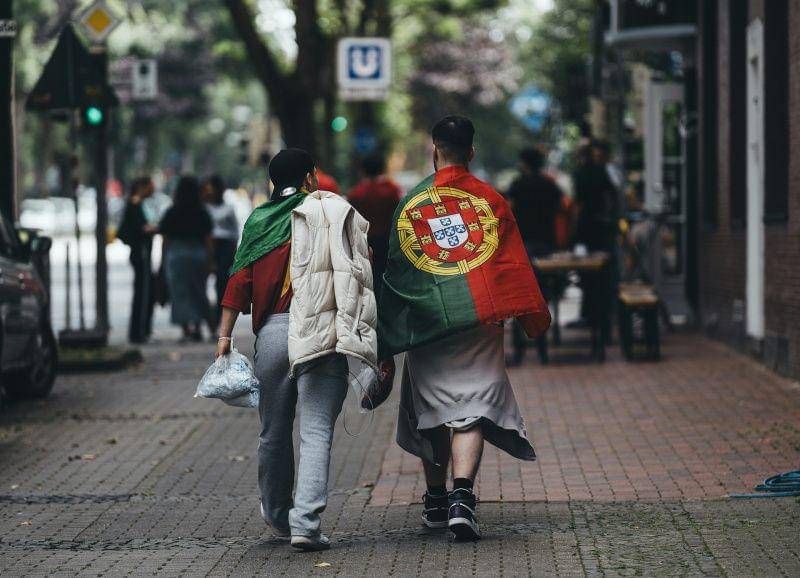 potret dua orang Portugal berjalan-jalan (unsplash.com/Omar Ram)