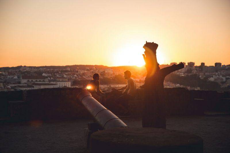 potret pasangan kekasih menyaksikan sunset di Castelo de S. Jorge, Lisbon (unsplash.com/Dennis Flinsenberg)