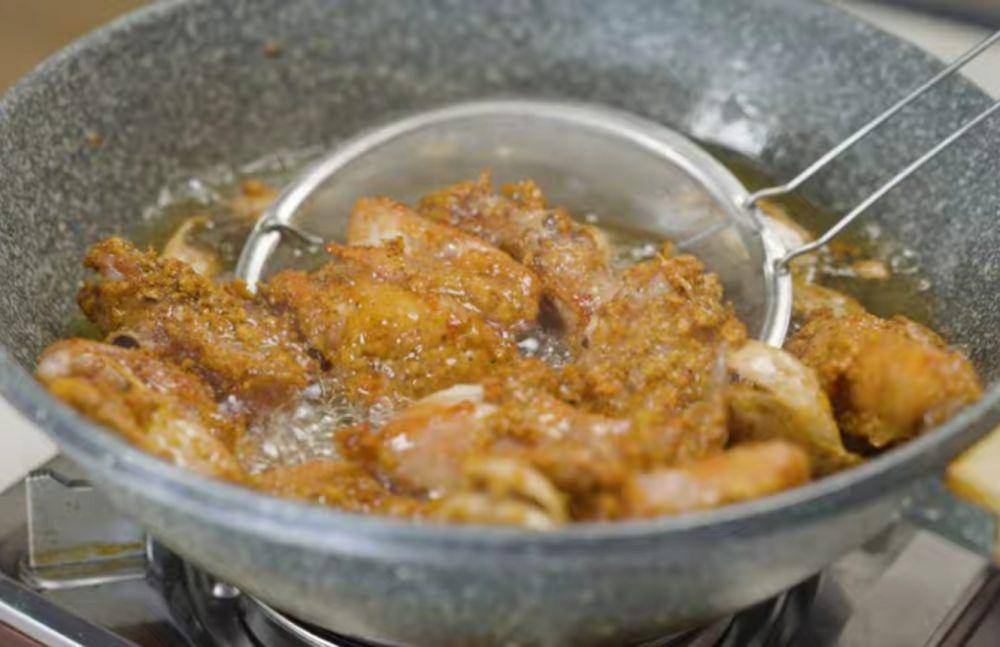 Menggoreng ayam ketumbar bawang (youtube.com/Willgoz Kitchen)