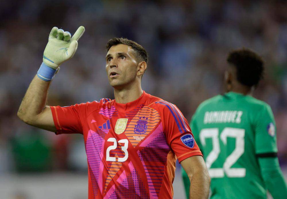 Emiliano Martinez membela timnas Argentina di perempat final Copa America 2024(X.com/Argentina)