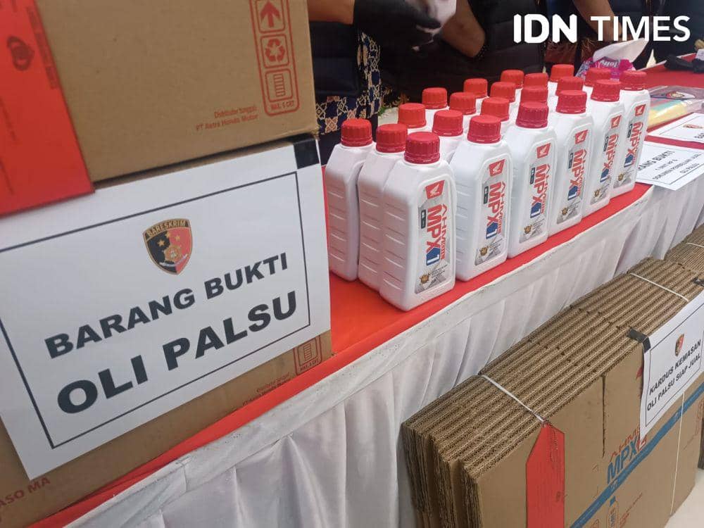 Pengungkapan produksi dan peredaran oli bekas diungkap Subdit I Indagsi Ditreskrimsus Polda Lampung. (IDN Times/Tama Yudha Wiguna).