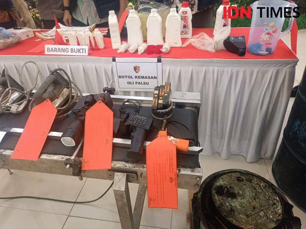 Pengungkapan produksi dan peredaran oli bekas diungkap Subdit I Indagsi Ditreskrimsus Polda Lampung. (IDN Times/Tama Yudha Wiguna).