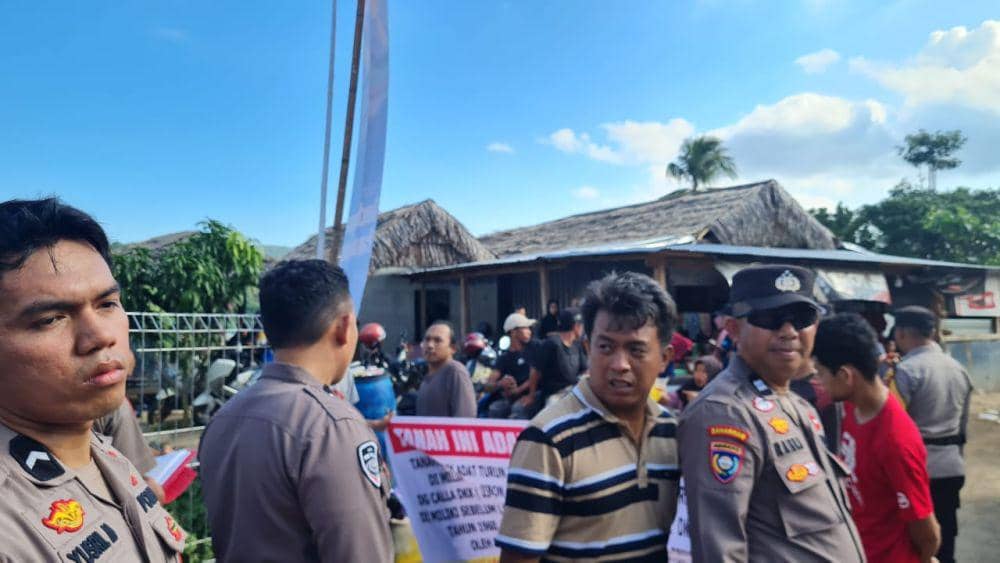 Sejumlah warga menuntut ganti rugi lahan saat peresmian Bendungan Pamukkulu di Kabupaten Takalar, Sulawesi Selatan, Jumat (5/7/2024). (IDN Times/Istimewa)