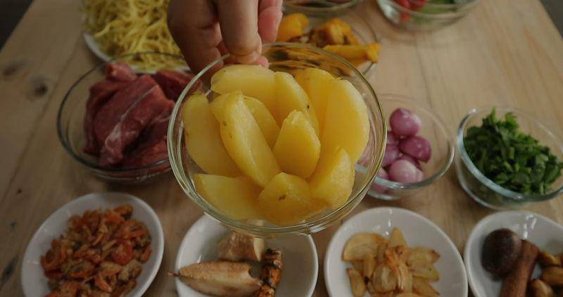 gambar bahan soto mie Bogor (youtube.com/Hareni Agustina)