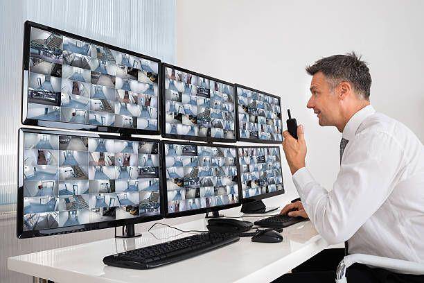 ilustrasi memantau CCTV (istockphoto.com)