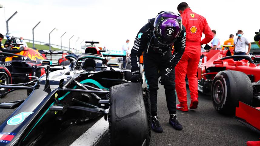 Lewis Hamilton memegang ban kiri depan mobilnya yang pecah usai balapan GP Inggris 2020. (formula1.com)