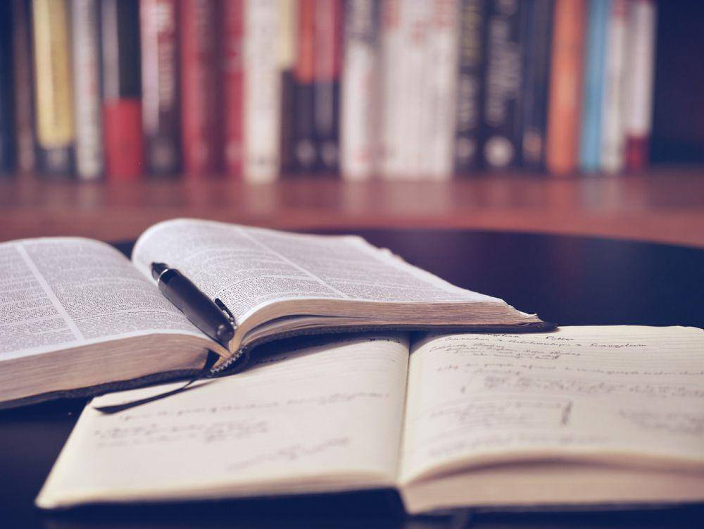 ilustrasi buku (pixabay.com/lil_foot_)