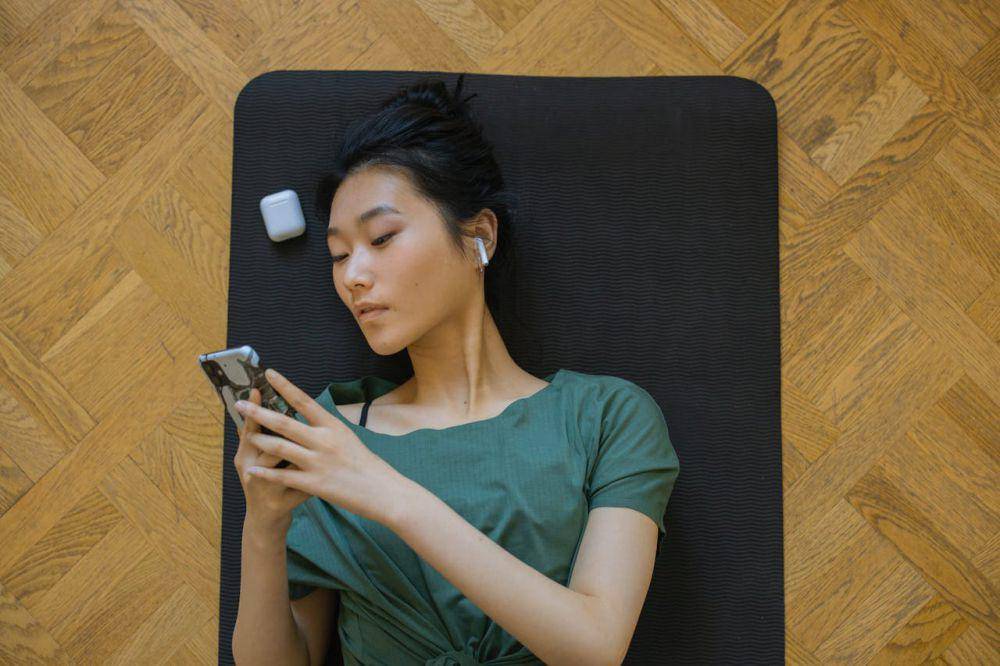 ilustrasi menggunakan smartphone (pexels.com/cottonbro studio)