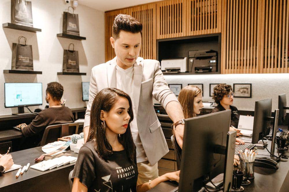 illustrasi pria dan wanita bekerja di kantor (pexels.com/Jonathan Borba)