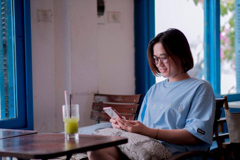 ilustrasi menggunakan smartphone (pexels.com/Nguyễn Tiến Công)