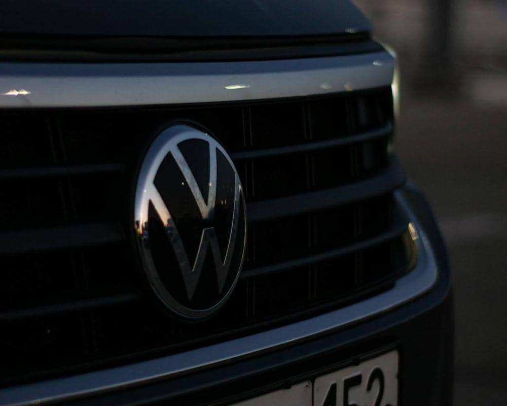 logo Volkswagen (pexels.com/Nikita Korolkov)