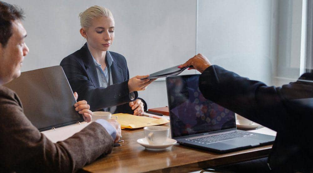 illustrasi pria dan wanita bekerja di kantor (pexels.com/Sora Shimazaki)
