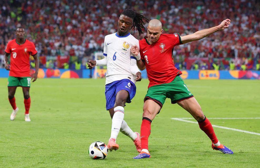 Eduardo Camavinga berduel dengan Pepe saat Prancis bertemu Portugal pada perempat final Euro 2024. (uefa.com)