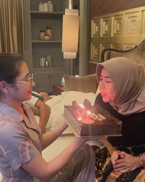 potret Prilly Latuconsina rayakan ulang tahun sang mama (instagram.com/prillylatuconsina96)